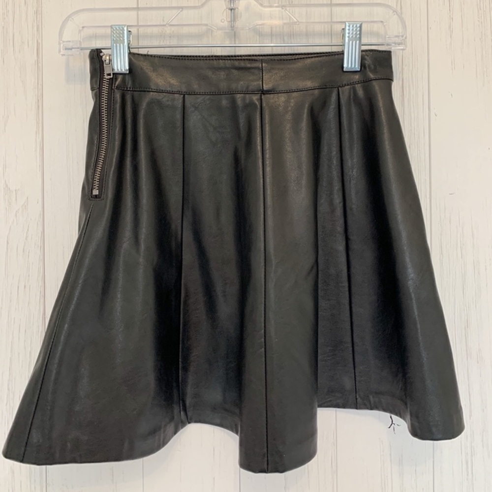 Divides mini ruffles black leather skirt
